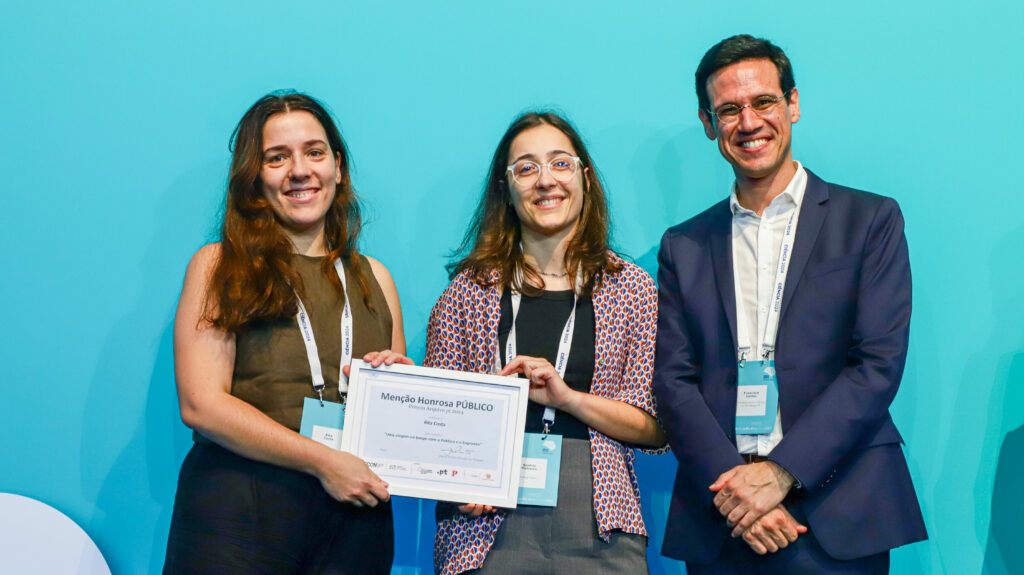 Rita Marques Costa and Beatriz Malveiro, winners of the honorable mention Jornal Público and Francisco Santos, vice-president of the FCT