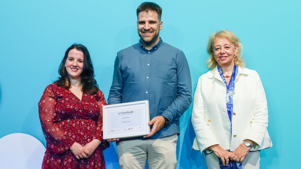 Diana Costa and Sérgio Teixeira, third place winners of the Arquivo.pr 2024 Prize and Madalena Alves, president of the FCT