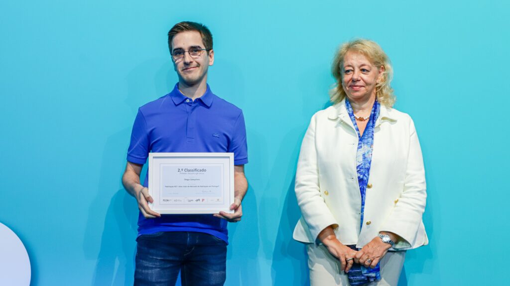 Diogo Gonçalves, runner-up in the Arquivo.pt Prize and Madalena Alves, president of the FCT