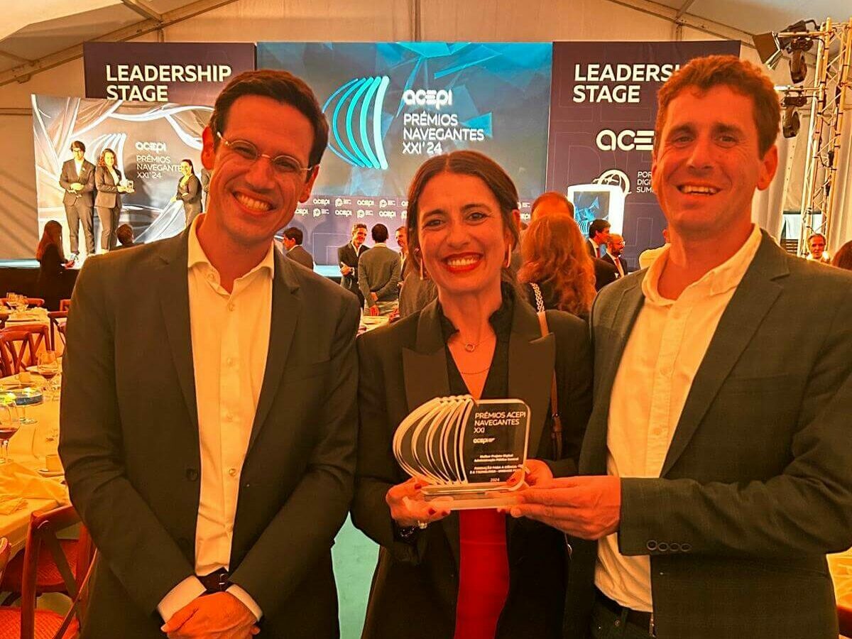 Francisco Santos, FCT vice-president, Salomé Branco, deputy general coordinator of FCCN and Daniel Gomes, manager of arquivo.pt, FCT's digital service WITH THE AWARD